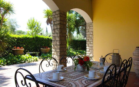 Il Poggiolo: Fabriek, Tafel, Eigendom, Meubilair, Tableware, Bloempot, Gebouw, Azure, Stoel, Kamerplant