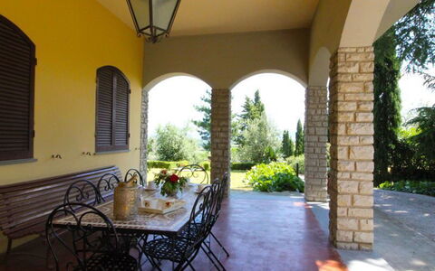 Il Poggiolo: Fabriek, Eigendom, Gebouw, Lucht, Schaduw, Verlichting, Venster, Tafel, Interieur Ontwerp, Straatlantaarn