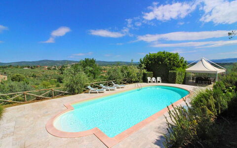 Il Poggiolo: Lucht, Water, Wolk, Zwembad, Fabriek, Azure, Boom, Gebouw, Schaduw, Vrije Tijd