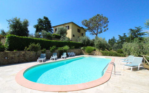 Il Poggiolo: Water, Lucht, Fabriek, Gebouw, Azure, Zwembad, Boom, Buitenmeubels, Schaduw, Rechthoek