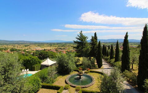 Il Poggiolo: Lucht, Wolk, Fabriek, Boom, Natuurlijk Landschap, Plantkunde, Land Lot, Gras, Lariks, Landschap