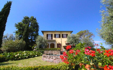 Il Poggiolo: Lucht, Fabriek, Bloem, Gebouw, Eigendom, Venster, Plantengemeenschap, Natuurlijk Landschap, Boom, Huis