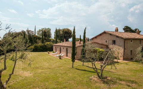 Lavacchio 10: Fabriek, Lucht, Wolk, Ecoregio, Venster, Boom, Land Lot, Gebouw, Natuurlijk Landschap, Gras