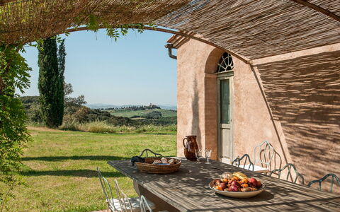 Lavacchio 10: Eigendom, Fabriek, Lucht, Hout, Venster, Schaduw, Architectuur, Tafel, Gebouw, Gras