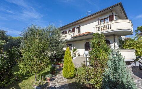 Residenza Garosi: Lucht, Fabriek, Gebouw, Wolk, Eigendom, Venster, Boom, Huis, Vrije Tijd, Facade