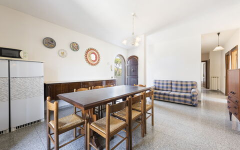 Residenza Garosi: Tafel, Meubilair, Fotolijst, Gebouw, Hout, Interieur Ontwerp, Verlichting, Stoel, Huis, Verdieping