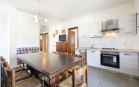 Residenza Garosi: Cabinetry, Meubilair, Eigendom, Tafel, Countertop, Lade, Hout, Fornuis, Verlichting, Gebouw