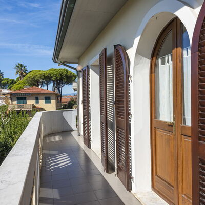 Residenza Garosi: Lucht, Dag, Eigendom, Wolk, Fabriek, Gebouw, Schaduw, Woongebied, Boom, Hout