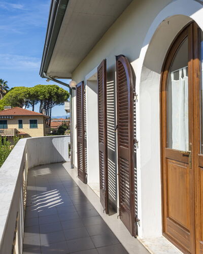 Residenza Garosi: Lucht, Dag, Eigendom, Wolk, Fabriek, Gebouw, Schaduw, Woongebied, Boom, Hout