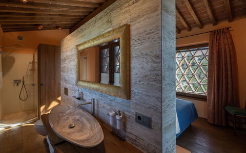 Villa Dorothea: Spiegel, Kraan, Loodgieterswerkinrichting, Eigendom, Meubilair, Wastafel, Venster, Gebouw, Badkamer, Hout