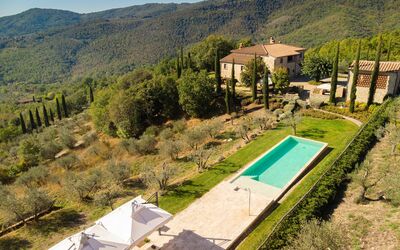 Villa Dorothea: Lucht, Fabriek, Eigendom, Plantengemeenschap, Berg, Boom, Helling, Land Lot, Vegetation, Zwembad