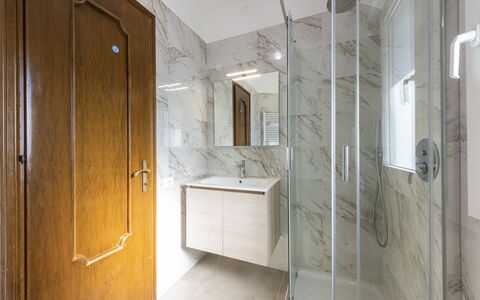 Casa Serchio: Spiegel, Gebouw, Eigendom, Loodgieterswerkinrichting, Kraan, Wastafel, Deur, Huis, Badkamer