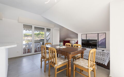 Casa Serchio: Tafel, Meubilair, Stoel, Gebouw, Hout, Cabinetry, Interieur Ontwerp, Keuken, Verdieping