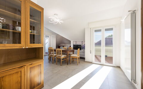 Casa Serchio: Tafel, Meubilair, Gebouw, Cabinetry, Hout, Stoel, Hal, Interieur Ontwerp, Verlichting, Huis