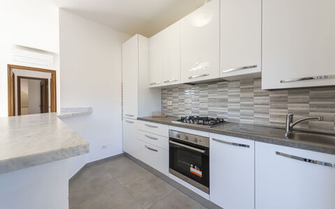 Casa Serchio: Cabinetry, Countertop, Wastafel, Gootsteen, Kraan, Gebouw, Fornuis, Hout, Verlichting, Interieur Ontwerp