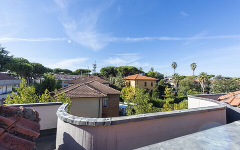 Casa Serchio: Wolk, Lucht, Eigendom, Gebouw, Azure, Huis, Boom, Fabriek, Venster, Schaduw