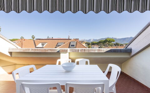 Casa Serchio: Gebouw, Dag, Eigendom, Licht, Schaduw, Tafel, Hout, Stoel, Architectuur, Verlichting