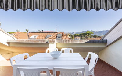 Casa Serchio: Gebouw, Dag, Eigendom, Licht, Schaduw, Tafel, Hout, Stoel, Architectuur, Verlichting