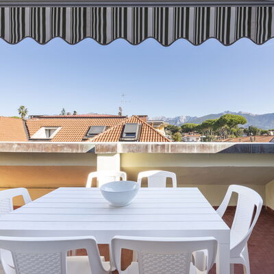 Casa Serchio: Gebouw, Dag, Eigendom, Licht, Schaduw, Tafel, Hout, Stoel, Architectuur, Verlichting