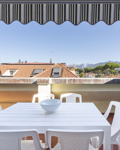 Casa Serchio: Gebouw, Dag, Eigendom, Licht, Schaduw, Tafel, Hout, Stoel, Architectuur, Verlichting