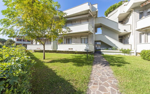 Casa Marina: Fabriek, Gebouw, Eigendom, Lucht, Venster, Land Lot, Huis, Gras, Vegetation, Stedelijk Ontwerp