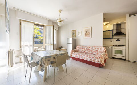 Casa Marina: Meubilair, Fotolijst, Tafel, Cabinetry, Lade, Venster, Hout, Ladenkast, Gebouw, Stoel