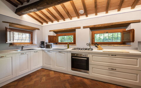 Villa Chio: Countertop, Cabinetry, Meubilair, Eigendom, Kraan, Venster, Gebouw, Keuken, Kamerplant, Toestel Van De Keuken