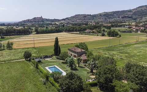 Villa Chio: Lucht, Fabriek, Boom, Natuurlijk Landschap, Stedelijk Ontwerp, Berg, Woongebied, Bergachtig Landvormen, Plain, Grasland