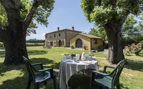 Villa Chio: Fabriek, Tafel, Meubilair, Eigendom, Lucht, Venster, Gebouw, Stoel, Boom, Schaduw