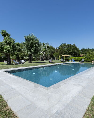 Villa Chio: Water, Lucht, Zwembad, Fabriek, Boom, Schaduw, Zwemwater, Rechthoek, Gebouw, Woongebied