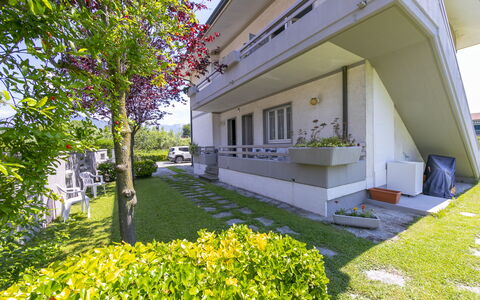 Pontremoli Apartments: Fabriek, Gebouw, Eigendom, Blad, Plantkunde, Gras, Boom, Schaduw, Stedelijk Ontwerp, Buurt