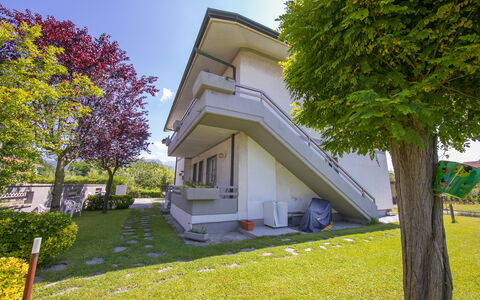 Pontremoli Apartments: Fabriek, Lucht, Gebouw, Eigendom, Boom, Blad, Architectuur, Land Lot, Schaduw, Verblijf