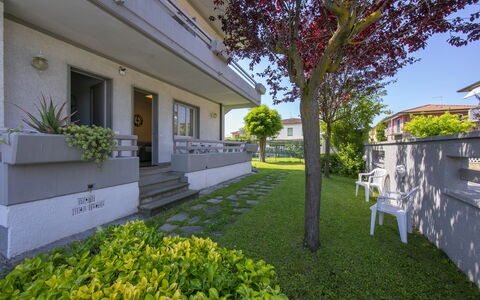 Pontremoli Apartments: Fabriek, Dag, Eigendom, Groen, Plantkunde, Blad, Gebouw, Geel, Boom, Schaduw