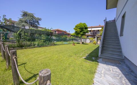 Pontremoli Apartments: Fabriek, Lucht, Eigendom, Gebouw, Boom, Land Lot, Gras, Stedelijk Ontwerp, Schaduw, Onroerend Goed