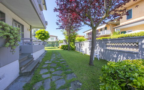 Pontremoli Apartments: Fabriek, Eigendom, Gebouw, Weg Oppervlak, Boom, Vegetation, Stedelijk Ontwerp, Gras, Lucht, Schaduw