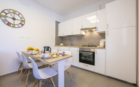 Pontremoli Apartments: Meubilair, Cabinetry, Countertop, Toestel Van De Keuken, Tafel, Keuken, Interieur Ontwerp, Gebouw, Huis, Hout