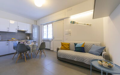 Pontremoli 3: Tafel, Meubilair, Bankstel, Comfort, Gebouw, Hoofdkussen, Hout, Woonkamer, Verlichting, Interieur Ontwerp