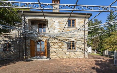 Villa Montignoso: Eigendom, Lucht, Venster, Gebouw, Hout, Deur, Elektriciteit, Huis, Woongebied