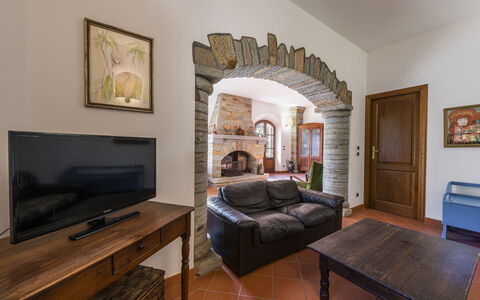 Villa Montignoso: Fotolijst, Meubilair, Tafel, Gebouw, Bankstel, Comfort, Hout, Interieur Ontwerp, Architectuur, Lade