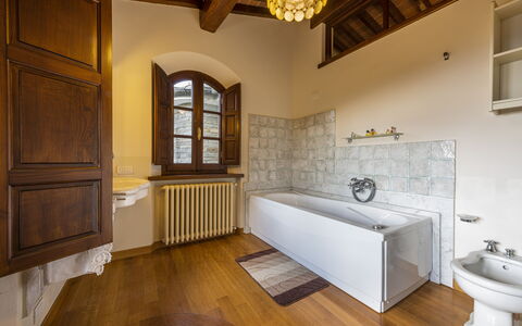 Villa Montignoso: Bad, Eigendom, Loodgieterswerkinrichting, Venster, Hout, Badkamer, Fotolijst, Kraan, Interieur Ontwerp