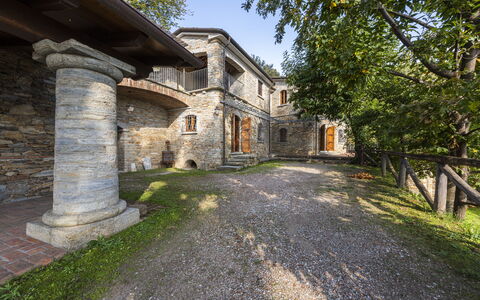 Villa Montignoso: Fabriek, Eigendom, Gebouw, Lucht, Venster, Boom, Huis, Weg Oppervlak, Verblijf, Gras