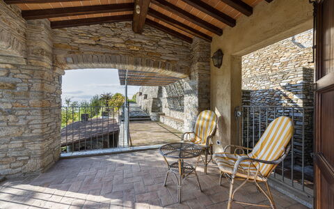 Villa Montignoso: Fabriek, Meubilair, Gebouw, Eigendom, Tafel, Stoel, Hout, Schaduw, Huis, Boom