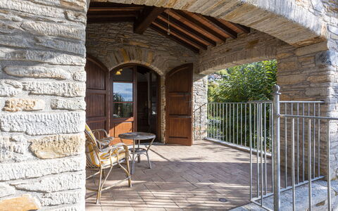 Villa Montignoso: Eigendom, Fabriek, Hout, Schaduw, Metselwerk, Stoel, Steen, Onroerend Goed, Straal, Boom