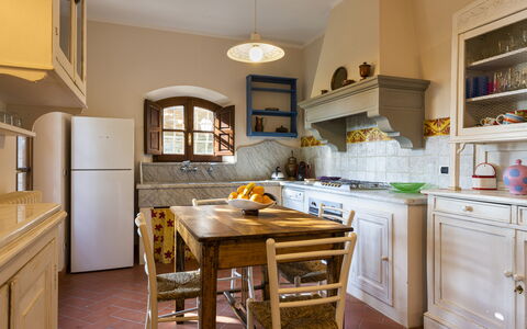 Villa Montignoso: Cabinetry, Countertop, Eigendom, Meubilair, Toestel Van De Keuken, Fornuis, Hout, Keuken, Interieur Ontwerp, Tafel