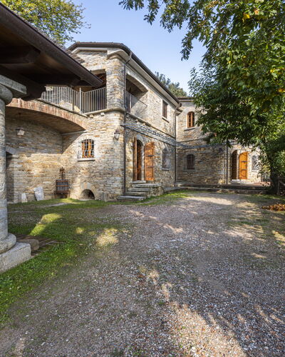 Villa Montignoso: Fabriek, Eigendom, Gebouw, Lucht, Venster, Boom, Huis, Weg Oppervlak, Verblijf, Gras