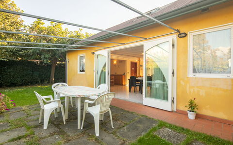 Villa Isola: Fabriek, Gebouw, Meubilair, Eigendom, Venster, Tafel, Stoel, Interieur Ontwerp, Schaduw, Architectuur