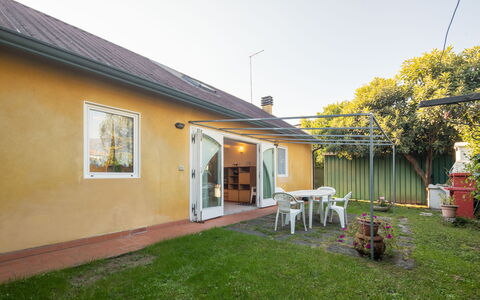 Villa Isola: Fabriek, Lucht, Gebouw, Venster, Stoel, Boom, Verblijf, Land Lot, Gras, Straatlantaarn