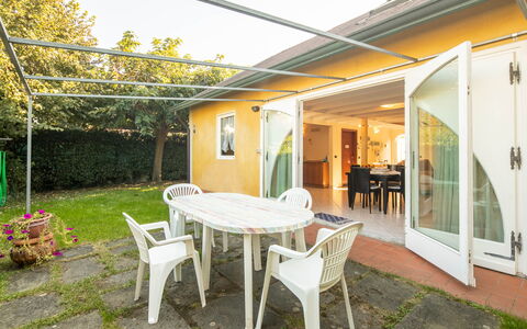 Villa Isola: Meubilair, Fabriek, Tafel, Eigendom, Venster, Gebouw, Stoel, Schaduw, Deur, Buitentafel