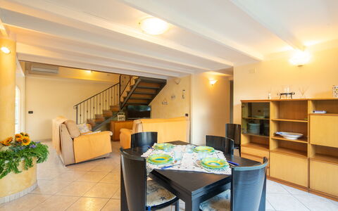 Villa Isola: Tafel, Gebouw, Meubilair, Stoel, Verlichting, Interieur Ontwerp, Kamerplant, Huis, Verdieping, Flooring