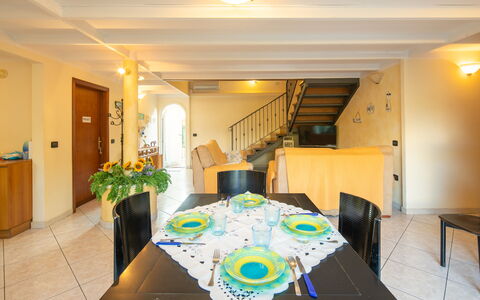 Villa Isola: Tafel, Eigendom, Meubilair, Fabriek, Stoel, Verlichting, Interieur Ontwerp, Architectuur, Kamerplant, Hal